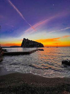 Ottobre a Ischia, nella foto il castello all'alba